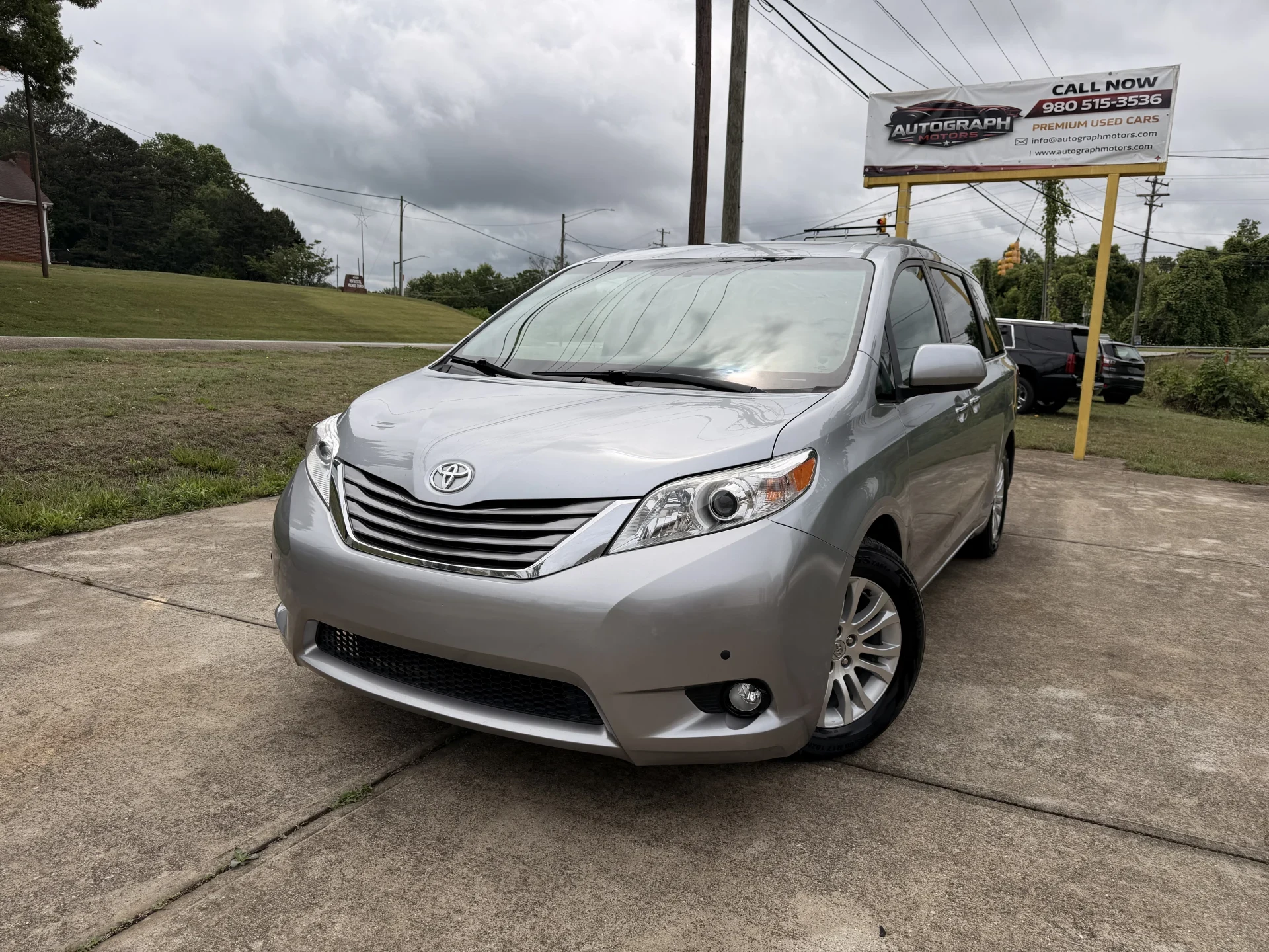 2016 Toyota Sienna XLE Premium 8 passenger